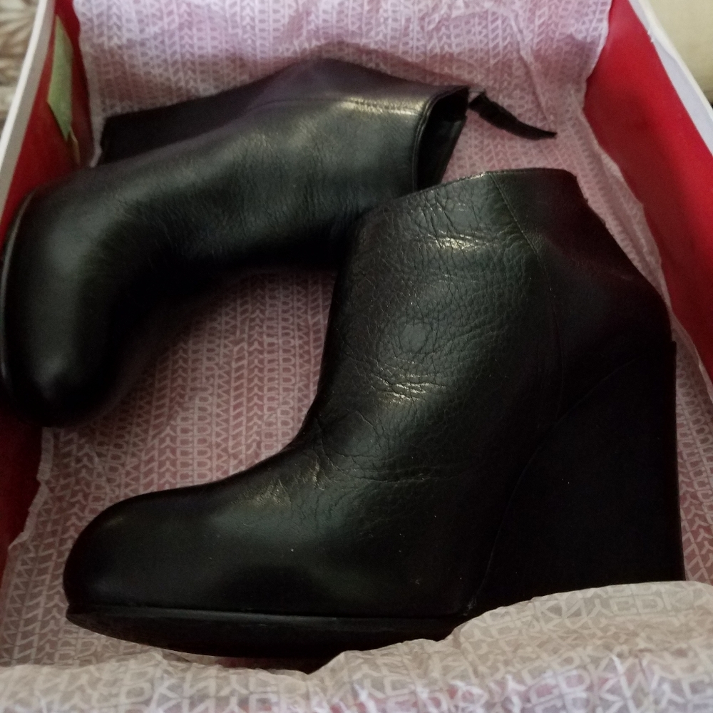 DKNY Black leather Booties